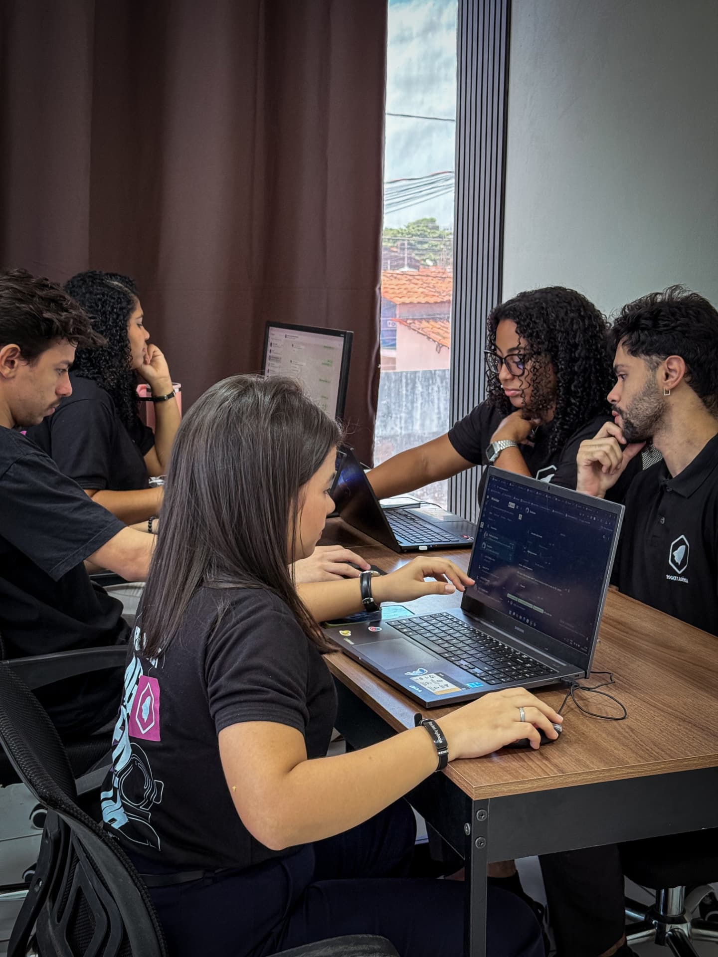 Equipe Rocket trabalhando em campanhas para lojas de suplementos